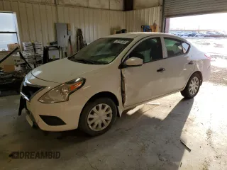 2017 Nissan Versa S z VIN 3N1CN7AP6HL872896, wystawiony jako Copart lot #55680285 z przebiegiem 117 819 mil mil oraz Czysty tytuł • Clean title. Historia ofert i sprzedaży dostępna na DreamBid. Obrazek 1.