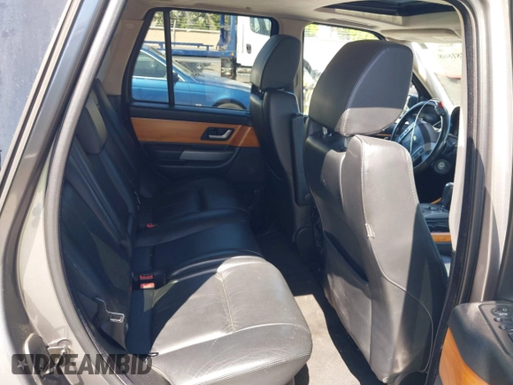 2008 Land Rover Range Rover Sport HSE z VIN SALSK25458A121339, wystawiony jako IAAI lot #42381868 z przebiegiem 173 469 mil mil oraz . Historia ofert i sprzedaży dostępna na DreamBid. Obrazek 8.