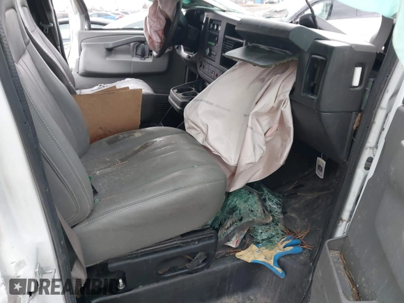 2019 Chevrolet Express Cargo z VIN 1GCWGBFG0K1248106, wystawiony jako IAAI lot #41415517 z przebiegiem Nie podano mil oraz . Historia ofert i sprzedaży dostępna na DreamBid. Obrazek 5.