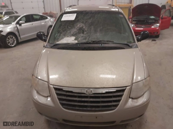 2006 Chrysler Town & Country LWB Touring with VIN 2A4GP54L66R822998, listed as a IAAI auction lot 41820263 with 282,439 mi miles. Bid and sale history available at carsss.com. Image 6.
