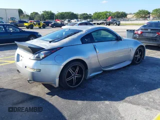 2003 Nissan 350Z Touring z VIN JN1AZ34E23T019866, wystawiony jako IAAI lot #41293510 z przebiegiem 118 416 mil mil oraz . Historia ofert i sprzedaży dostępna na DreamBid. Obrazek 4.