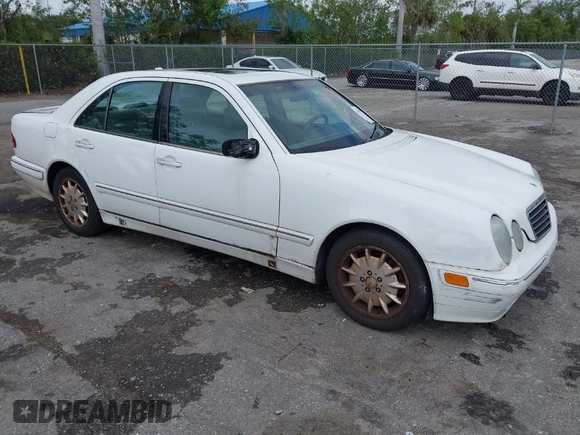 2000 Mercedes-Benz E-Class with VIN WDBJF65JXYB045761, listed as a IAAI auction lot 41952097 with 1 mi miles. Bid and sale history available at carsss.com. Image 1.