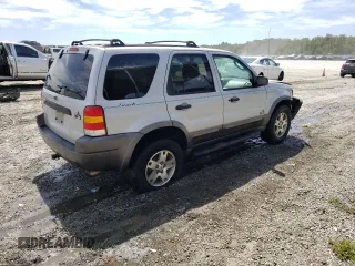 2004 Ford Escape XLT with VIN 1FMYU03184KA61209, listed as a Copart auction lot 70272044 with 120,400 mi miles and Salvage Title. Bid and sale history available at carsss.com. Image 3.