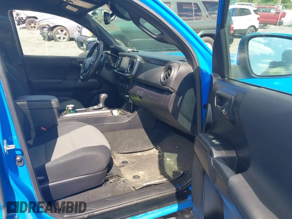 2021 Toyota Tacoma SR z VIN 3TMCZ5AN8MM374398, wystawiony jako IAAI lot #42297138 z przebiegiem 87 205 mil mil oraz . Historia ofert i sprzedaży dostępna na DreamBid. Obrazek 5.