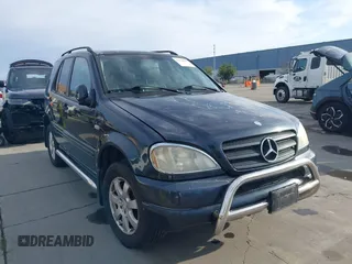 2000 Mercedes-Benz M-Class with VIN 4JGAB54EXYA194135, listed as a IAAI auction lot 41708509 with 179,695 mi miles. Bid and sale history available at carsss.com. Image 1.