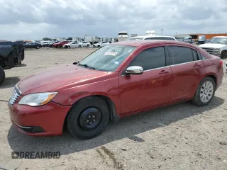 2013 Chrysler 200 LX z VIN 1C3CCBAG2DN738827, wystawiony jako Copart lot #55150815 z przebiegiem 151 145 mil mil oraz Szkoda całkowita • Salvage title. Historia ofert i sprzedaży dostępna na DreamBid. Obrazek 1.