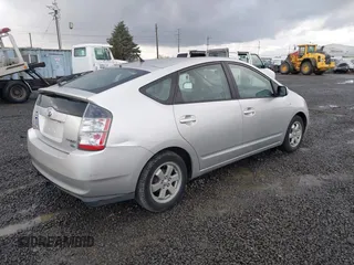2005 Toyota Prius with VIN JTDKB22UX53105763, listed as a IAAI auction lot 40792034 with 188,889 mi miles. Bid and sale history available at carsss.com. Image 4.