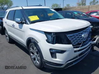 2018 Ford Explorer Platinum z VIN 1FM5K8HT9JGA45424, wystawiony jako IAAI lot #42085412 z przebiegiem 61 407 mil mil oraz . Historia ofert i sprzedaży dostępna na DreamBid. Obrazek 1.