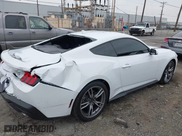 2024 Ford Mustang EcoBoost z VIN 1FA6P8TH3R5109662, wystawiony jako IAAI lot #42164383 z przebiegiem 3 336 mil mil oraz . Historia ofert i sprzedaży dostępna na DreamBid. Obrazek 4.