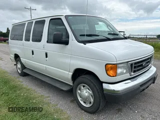 2007 Ford Econoline Passenger XL z VIN 1FMNE11WX7DA31450, wystawiony jako Copart lot #63062985 z przebiegiem 91 651 mil mil oraz Czysty tytuł • Clean title. Historia ofert i sprzedaży dostępna na DreamBid. Obrazek 1.