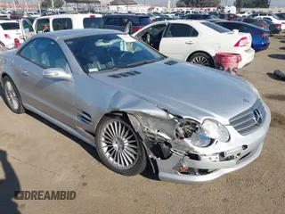 2004 Mercedes-Benz SL 500 z VIN WDBSK75F64F073173, wystawiony jako IAAI lot #41153450 z przebiegiem 85 515 mil mil oraz . Historia ofert i sprzedaży dostępna na DreamBid. Obrazek 1.