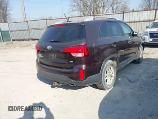 2014 Kia Sorento LX z VIN 5XYKT3A69EG499967, wystawiony jako IAAI lot #41790052 z przebiegiem 198 101 mil mil oraz . Historia ofert i sprzedaży dostępna na DreamBid. Obrazek 4.