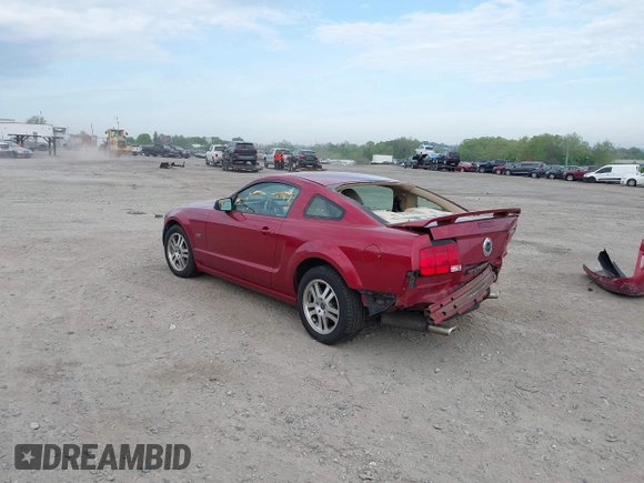 2005 Ford Mustang GT Deluxe z VIN 1ZVHT82H055218846, wystawiony jako IAAI lot #42169493 z przebiegiem 184 397 mil mil oraz . Historia ofert i sprzedaży dostępna na DreamBid. Obrazek 3.