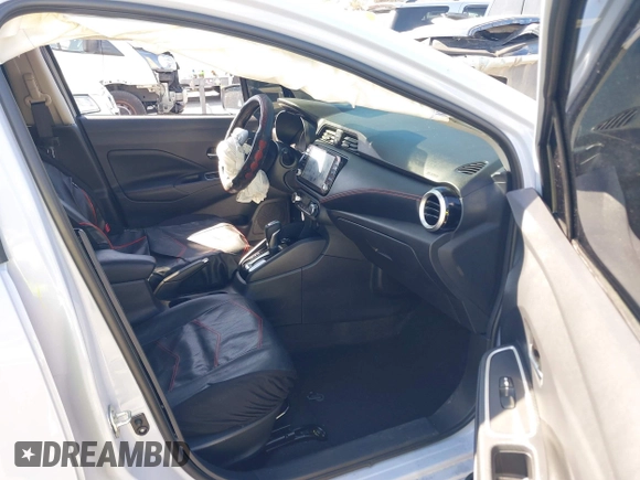 2024 Nissan Versa SR z VIN 3N1CN8FV4RL924718, wystawiony jako IAAI lot #41838456 z przebiegiem 3 698 mil mil oraz . Historia ofert i sprzedaży dostępna na DreamBid. Obrazek 5.