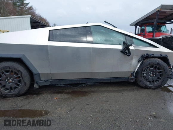 2024 Tesla Cybertruck Cyberbeast z VIN 7G2CEHEE6RA036818, wystawiony jako IAAI lot #41786789 z przebiegiem 5 478 mil mil oraz . Historia ofert i sprzedaży dostępna na DreamBid. Obrazek 12.