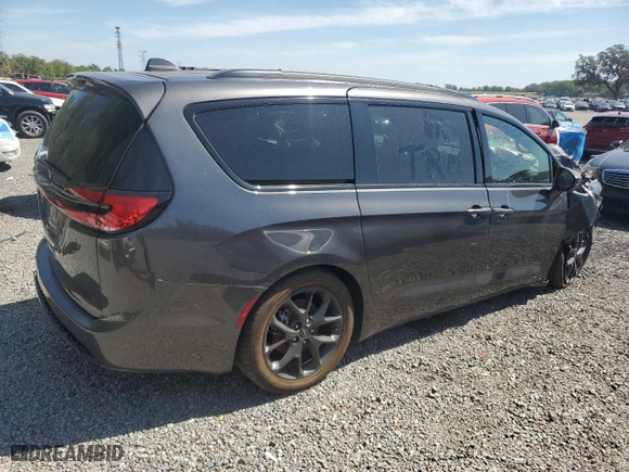 2022 Chrysler Pacifica Touring L with VIN 2C4RC1BG2NR118496, listed as a Copart auction lot 49235565 with 40,812 mi miles and Clean Title. Bid and sale history available at carsss.com. Image 3.