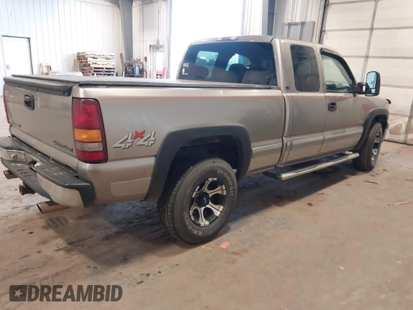 2000 Chevrolet Silverado 1500 LS with VIN 1GCEK19TXYZ323188, listed as a IAAI auction lot 40906952 with 176,824 mi miles. Bid and sale history available at carsss.com. Image 4.