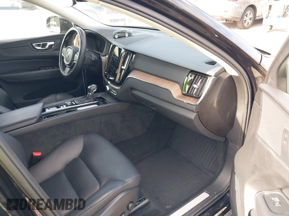 2021 Volvo XC60 Momentum z VIN YV4102DK2M1715161, wystawiony jako IAAI lot #42096448 z przebiegiem 57 784 mil mil oraz . Historia ofert i sprzedaży dostępna na DreamBid. Obrazek 5.