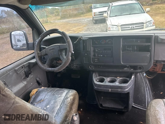 2003 GMC Savana Cargo z VIN 1GTHG35U431113170, wystawiony jako Copart lot #84913304 z przebiegiem 293 807 mil mil oraz Czysty tytuł • Clean title. Historia ofert i sprzedaży dostępna na DreamBid. Obrazek 9.