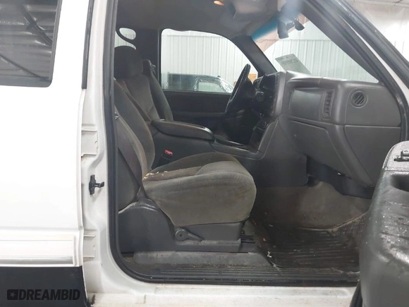 2003 Chevrolet Silverado 2500HD LS with VIN 1GCHK23U13F258343, listed as a IAAI auction lot 41288585 with 299,594 mi miles. Bid and sale history available at carsss.com. Image 5.