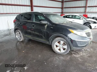 2013 Kia Sportage LX z VIN KNDPBCA29D7355403, wystawiony jako IAAI lot #42224458 z przebiegiem 203 817 mil mil oraz . Historia ofert i sprzedaży dostępna na DreamBid. Obrazek 1.