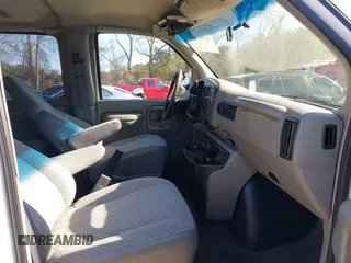 2001 Chevrolet Express with VIN 1GAHG39R811190636, listed as a IAAI auction lot 41397919 with 92,927 mi miles. Bid and sale history available at carsss.com. Image 5.