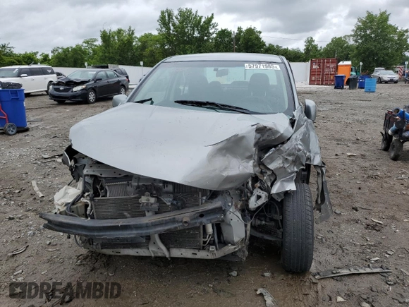 2010 Nissan Versa S z VIN 3N1BC1AP9AL418100, wystawiony jako Copart lot #57971985 z przebiegiem 95 353 mil mil oraz Szkoda całkowita • Salvage title. Historia ofert i sprzedaży dostępna na DreamBid. Obrazek 5.