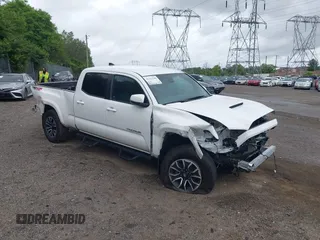 2023 Toyota Tacoma SR5 z VIN 3TMDZ5BN3PM141729, wystawiony jako IAAI lot #42312340 z przebiegiem 41 102 mil mil oraz . Historia ofert i sprzedaży dostępna na DreamBid. Obrazek 1.