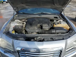 2013 Chrysler 300 z VIN 2C3CCAAG2DH572389, wystawiony jako Copart lot #47327315 z przebiegiem 144 262 mil mil oraz Szkoda całkowita • Salvage title. Historia ofert i sprzedaży dostępna na DreamBid. Obrazek 13.