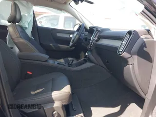 2025 Volvo XC40 Core Bright Theme z VIN YV4L12UJ1S2557593, wystawiony jako IAAI lot #42013569 z przebiegiem 1779 mil mil oraz . Historia ofert i sprzedaży dostępna na DreamBid. Obrazek 5.