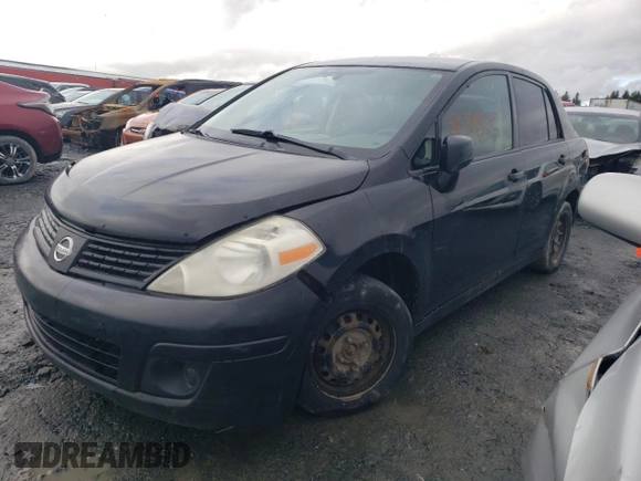 2009 Nissan Versa 1.6 z VIN 3N1CC11E09L468737, wystawiony jako Copart lot #51859825 z przebiegiem Nie podano mil oraz Nie do naprawy. Historia ofert i sprzedaży dostępna na DreamBid. Obrazek 1.