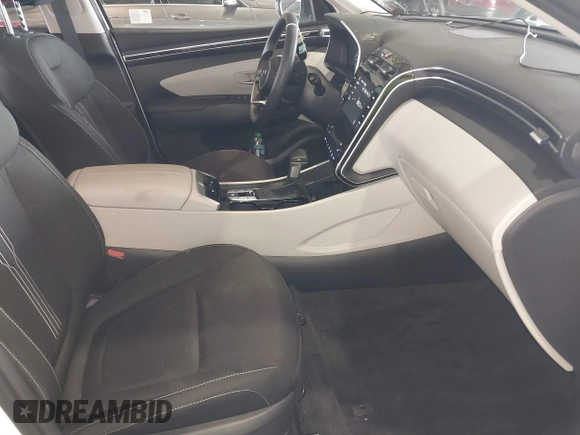 2024 Hyundai Tucson SEL z VIN KM8JBCDE4RU348066, wystawiony jako IAAI lot #40451653 z przebiegiem 3 742 mil mil oraz . Historia ofert i sprzedaży dostępna na DreamBid. Obrazek 5.