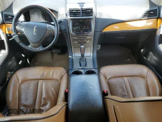 2015 Lincoln MKX z VIN 2LMDJ8JK1FBL31836, wystawiony jako Copart lot #56241005 z przebiegiem 128 613 mil mil oraz Szkoda całkowita • Salvage title. Historia ofert i sprzedaży dostępna na DreamBid. Obrazek 8.