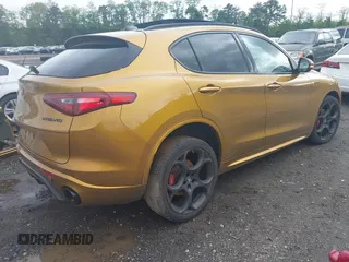 2022 Alfa Romeo Stelvio Veloce z VIN ZASPAKBNXN7D26328, wystawiony jako IAAI lot #42326409 z przebiegiem 42 494 mil mil oraz . Historia ofert i sprzedaży dostępna na DreamBid. Obrazek 4.