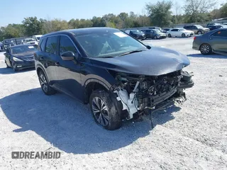2023 Nissan Rogue SV z VIN JN8BT3BA2PW437839, wystawiony jako IAAI lot #41739144 z przebiegiem 18 673 mil mil oraz . Historia ofert i sprzedaży dostępna na DreamBid. Obrazek 1.