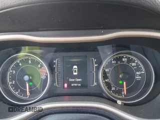2018 Jeep Cherokee Latitude z VIN 1C4PJMCB7JD602016, wystawiony jako IAAI lot #42153460 z przebiegiem 97 757 mil mil oraz . Historia ofert i sprzedaży dostępna na DreamBid. Obrazek 7.