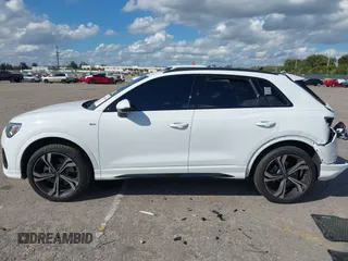 2024 Audi Q3 S line Premium Plus z VIN WA1EECF39R1136414, wystawiony jako IAAI lot #41676419 z przebiegiem 7824 mil mil oraz . Historia ofert i sprzedaży dostępna na DreamBid. Obrazek 15.