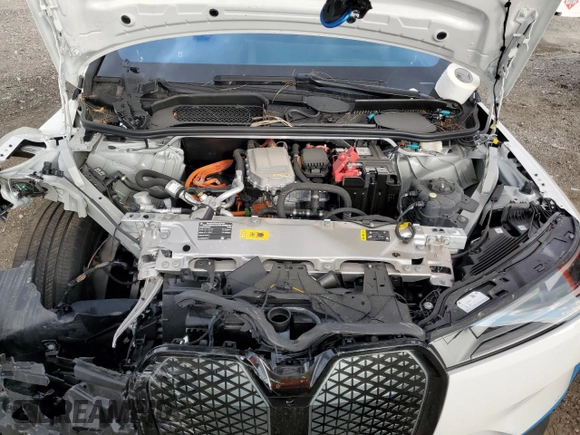 2024 BMW iX xDrive50 z VIN WB523CF02RCS04556, wystawiony jako Copart lot #46817195 z przebiegiem 7 915 mil mil oraz Czysty tytuł • Clean title. Historia ofert i sprzedaży dostępna na DreamBid. Obrazek 12.