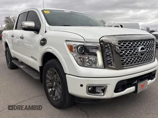 2017 Nissan Titan SL z VIN 1N6AA1E54HN501514, wystawiony jako Copart lot #50043215 z przebiegiem 160 744 mil mil oraz Czysty tytuł • Clean title. Historia ofert i sprzedaży dostępna na DreamBid. Obrazek 1.