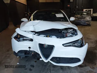2022 Alfa Romeo Giulia Veloce z VIN ZARFANBN8N7661843, wystawiony jako IAAI lot #41118693 z przebiegiem 35 935 mil mil oraz . Historia ofert i sprzedaży dostępna na DreamBid. Obrazek 11.