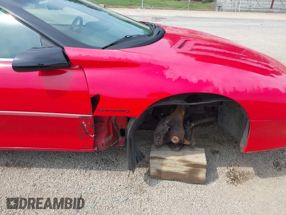 1993 Chevrolet Camaro z VIN 2G1FP22S4P2103696, wystawiony jako IAAI lot #42498084 z przebiegiem 64 393 mil mil oraz . Historia ofert i sprzedaży dostępna na DreamBid. Obrazek 6.