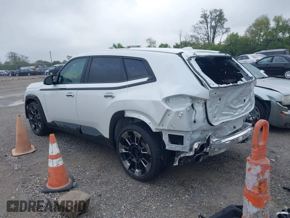 2024 BMW XM z VIN 5YM23CS0XR9U57042, wystawiony jako IAAI lot #40467269 z przebiegiem 2888 mil mil oraz . Historia ofert i sprzedaży dostępna na DreamBid. Obrazek 3.