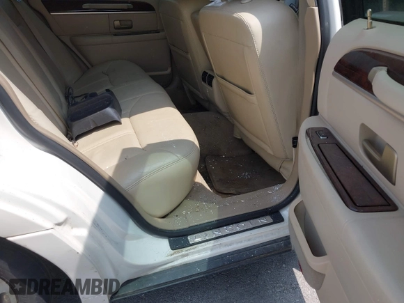 2007 Lincoln Town Car Signature Limited z VIN 1LNHM82V97Y603275, wystawiony jako IAAI lot #42362805 z przebiegiem 165 314 mil mil oraz . Historia ofert i sprzedaży dostępna na DreamBid. Obrazek 8.