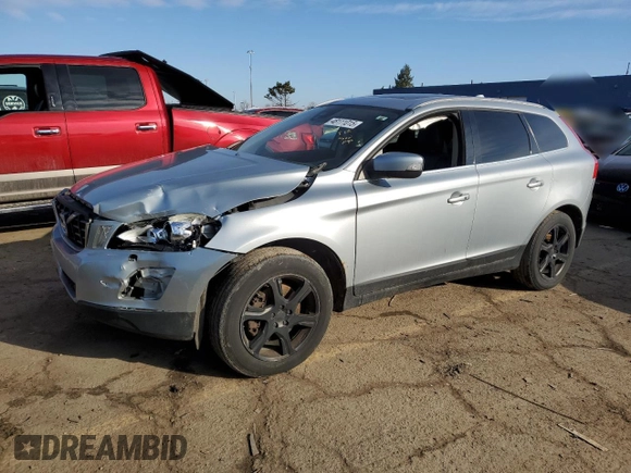 2013 Volvo XC60 T6 z VIN YV4902DZ4D2409931, wystawiony jako Copart lot #48111015 z przebiegiem 175 600 mil mil oraz Szkoda całkowita • Salvage title. Historia ofert i sprzedaży dostępna na DreamBid. Obrazek 1.