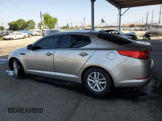 2013 Kia Optima LX z VIN 5XXGM4A74DG156035, wystawiony jako Copart lot #59358245 z przebiegiem 136 540 mil mil oraz Szkoda całkowita • Salvage title. Historia ofert i sprzedaży dostępna na DreamBid. Obrazek 2.