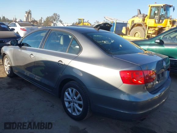 2014 Volkswagen Jetta SE z VIN 3VWD17AJ1EM285792, wystawiony jako IAAI lot #41652684 z przebiegiem 169 929 mil mil oraz . Historia ofert i sprzedaży dostępna na DreamBid. Obrazek 3.