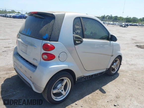 2013 Smart fortwo Pure with VIN WMEEJ3BA1DK632883, listed as a IAAI auction lot 42102529 with 74,071 mi miles. Bid and sale history available at carsss.com. Image 4.
