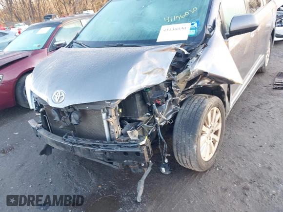 2017 Toyota Sienna XLE z VIN 5TDDZ3DC3HS171329, wystawiony jako IAAI lot #41136030 z przebiegiem 115 990 mil mil oraz . Historia ofert i sprzedaży dostępna na DreamBid. Obrazek 6.