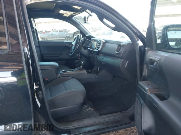 2017 Toyota Tacoma SR5 z VIN 3TMCZ5AN0HM110825, wystawiony jako IAAI lot #42297408 z przebiegiem 126 769 mil mil oraz . Historia ofert i sprzedaży dostępna na DreamBid. Obrazek 5.