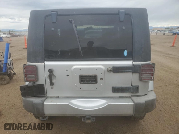 2010 Jeep Wrangler Sahara z VIN 1J4GA5D18AL182858, wystawiony jako Copart lot #57601695 z przebiegiem Nie podano mil oraz Czysty tytuł • Clean title. Historia ofert i sprzedaży dostępna na DreamBid. Obrazek 6.